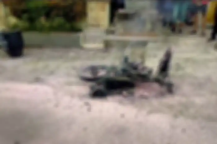 Kondisi motor Suzuki Satria FU Trisno setelah dibakar sendiri usai ditilang polisi di Pasaman Barat.