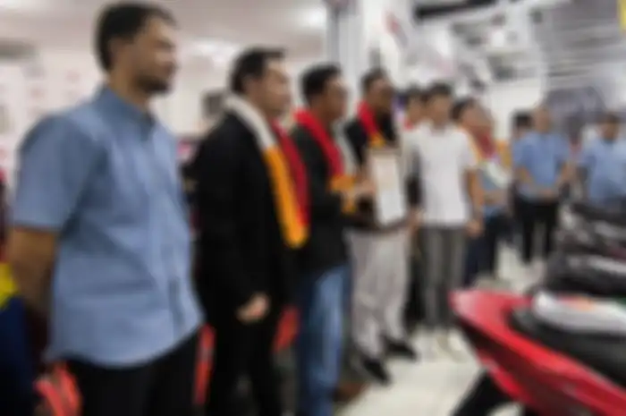 Rekor MURI yang diraih bengkel Dewa Motor Indonesia dan Federal Oil.