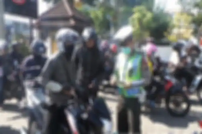Foto ilustrasi polisi memeriksa STNK yang menjadi syarat bayar pajak motor.