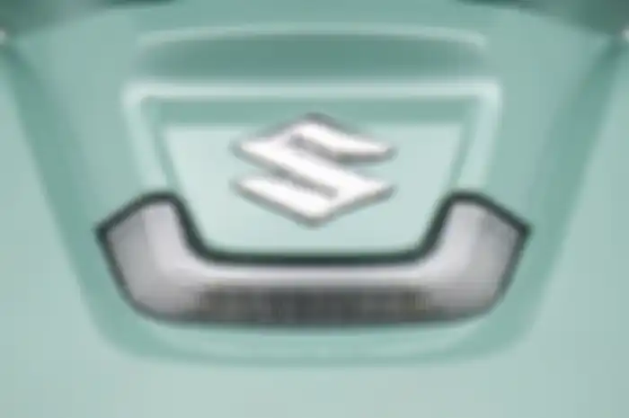 Emblem S di motor matic baru Suzuki 2025.