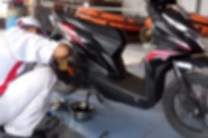 Ilustrasi ganti oli motor matic Honda BeAT.