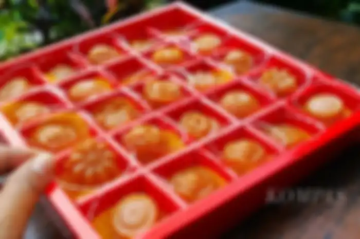 Kue keranjang menjadi salah satu makanan perananan yang paling populer yang dikudap sehari-hari. Ternyata, makanan-makanan jenis ini juga menjadi makanan sembahyangan (Kompas/Dahlia Irawati)