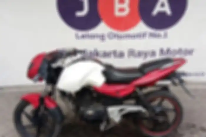 Selain tidak ada spion, mesin motor murah Bajaj Pulsar ini dala kondisi mati.