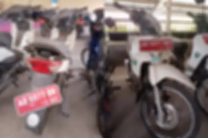 Tampak depan dan belakang motor murah Honda Supra Fit yang dilelang Rp 900 ribu.
