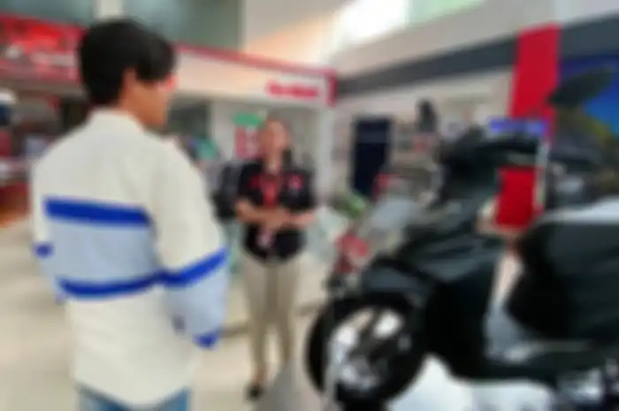 Ilustrasi sales menawarkan Honda BeAT terbaru