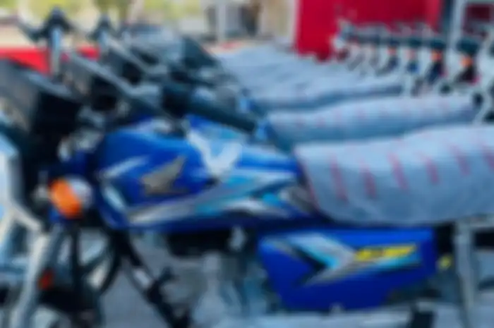 Masih terbungkus plastik, motor baru 2025 yang lebih murah dari Honda BeAT ini tersedia di dealer.