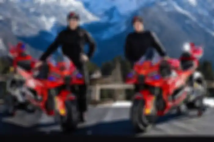 Pembalap Ducati Lenovo di MotoGP 2025, Pecco Bagnaia (kiri) dan Marc Marquez (kanan).