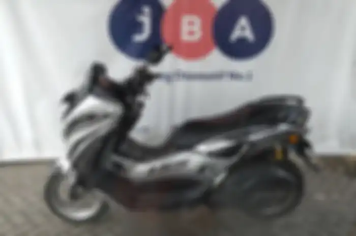 Sisi kiri motor murah Yamaha NMAX.