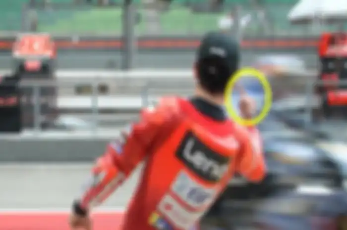 Momen Marc Marquez mengacungkan jari tengah ke adiknya sendiri, Alex Marquez di tes MotoGP Sepang.