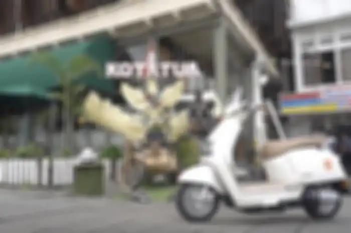 Motor listrik Yadea Velax di Kota Tua.