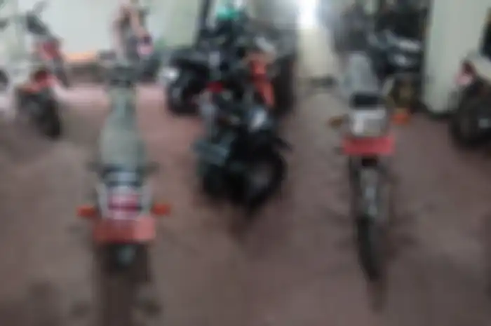 Tampak depan dan belakang motor murah Honda Win yang dilelang Rp 1,3 juta.
