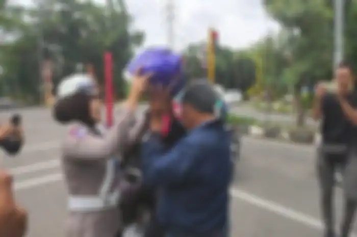 Momen pembagian helm gratis di razia Operasi Keselamatan Lodaya 2025.