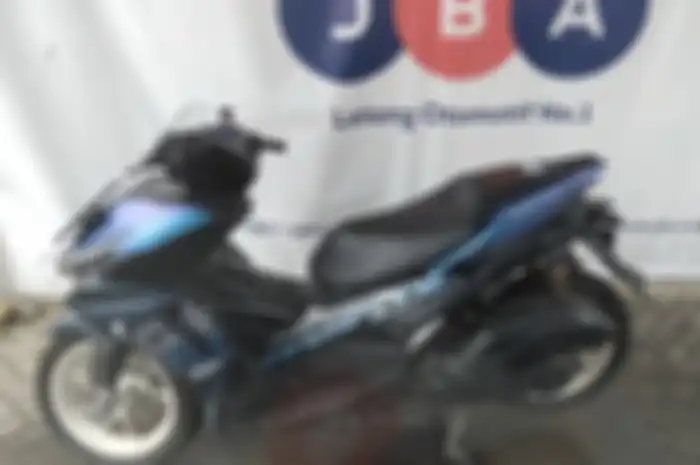 Sisi kanan Yamaha Aerox tahun 2023 yang jadi motor murah.