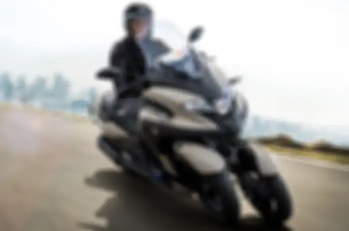 Yamaha Tricity 300 2025, motor matic baru roda tiga saudara XMAX saat menikung.