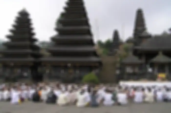 Ada banyak peninggalan Kerajaan Bali, tapi yang paling fenomena tentu saja Pura Agung Besakih yang berada di lereng gunung Agung (Wikipedia Commons)