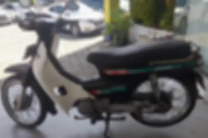 Sisi kiri motor murah Honda Astrea Grand.
