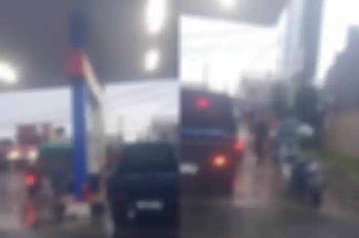 Suasana kendaraan seperti mobil dan motor mogok usai isi BBM di SPBU Pandeglang.
