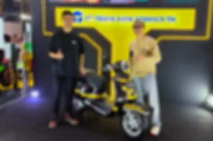 Peresmian kolaborasi motor listrik United E-Motor dengan jasa perawatan sepatu premium.