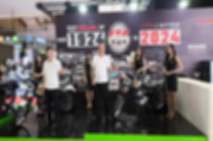 Kawasaki W230 (kiri) dan Meguro S1 (kanan), motor baru yang meluncur di IIMS 2025.