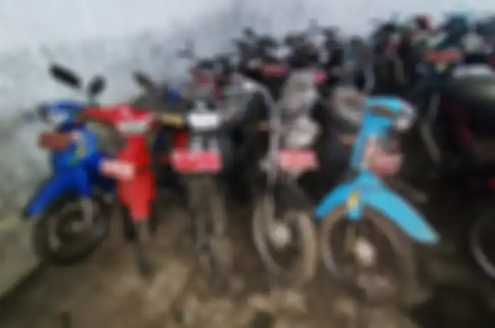 Tampilan depan beberapa motor murah yang dilelang sekaligus.
