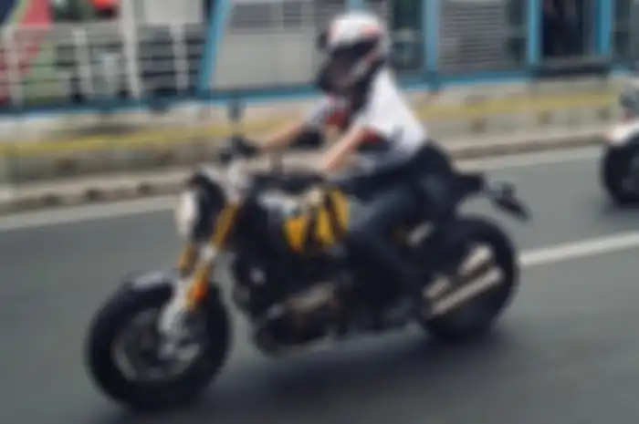 Nikita Mirzani saat mengendarai moge BMW R NineT Spezial.