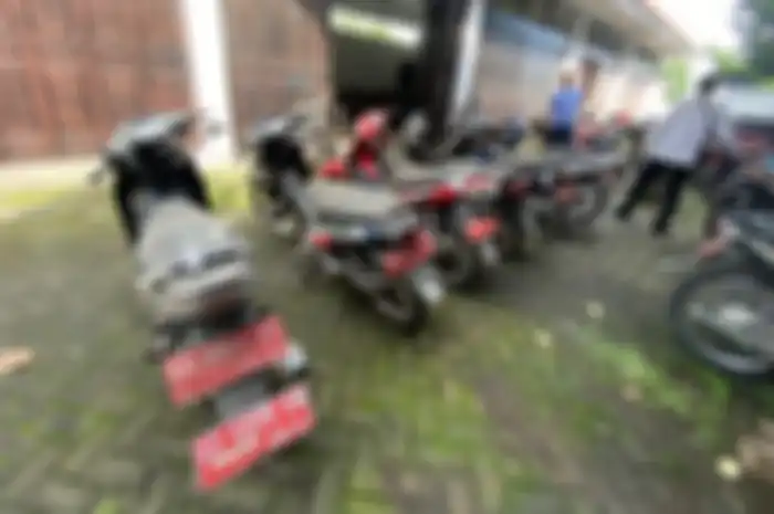 Tampak samping Honda Supra dan motor murah lain yang dilelang.