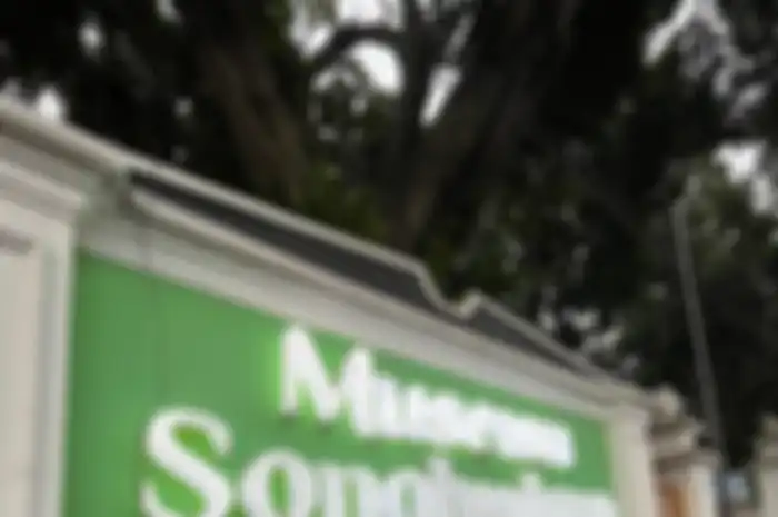 Museum Sonobudoyo mudah diakses dari mana saja. Ia dekat dengan Keraton Yogyayakarta, dekat dengan Malioboro, juga dekat dengan Benteng Vredeburg (kebudayaan.jogjakota.go.id)