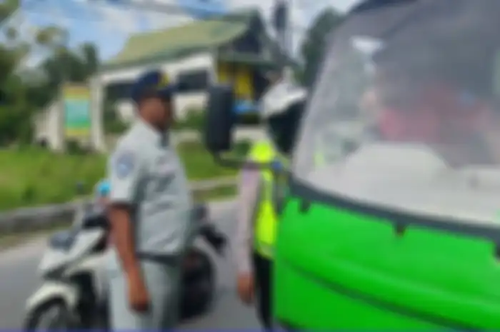 Beberapa petugas melaksanakan operasi penertiban pajak kendaraan, razia sampai akhir bulan Februari 2025.