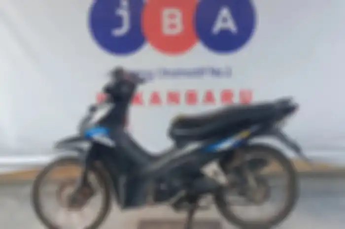 Tampak samping kiri motor murah Honda Revo yang dilelang Rp 7 juta.