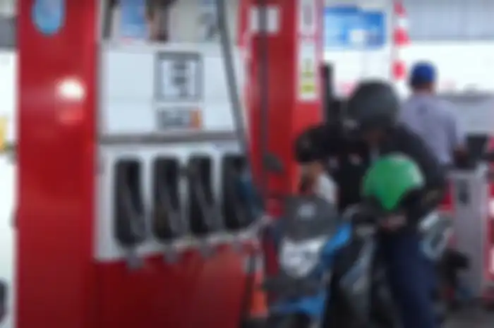 Foto ilustrasi motor isi bensin di SPBU, cek harga BBM Pertamina yang turun per 1 Maret 2025 apakah Pertalite dan Pertamax?