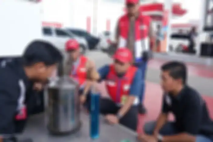 Momen pengujian BBM Pertamax dari Pertamina.