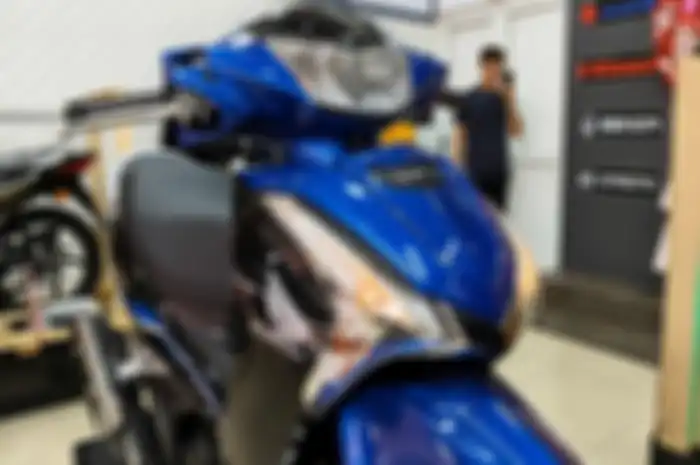 Tampang motor baru Honda Wave 125i saudara Supra X 125 di sebuah dealer.