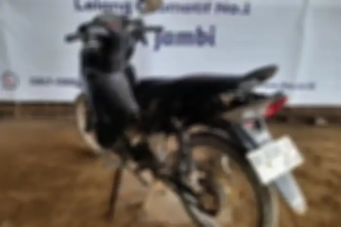 Tampilan belakang motor murah Honda Revo.