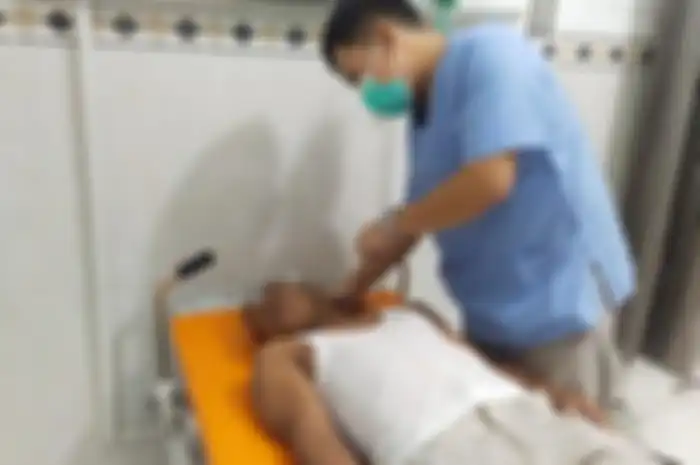 Tak terima ditegur karena masalah lampu motor, warga Desa Karang Tengah, Kecamatan Jatirogo, Kabupaten Tuban, Jawa Timur, nekat membacok tetangganya sendiri. 