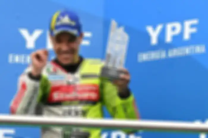 Momen Franco Morbidelli memegang piala setelah meraih podium pertama di MotoGP 2025.