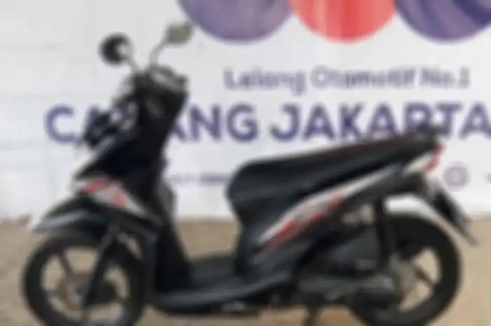 Sisi kiri motor murah Honda BeAT.