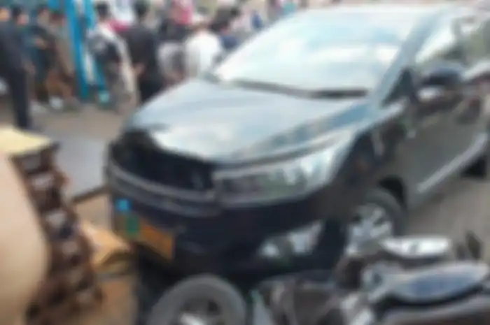 Kecelakaan Toyota Innova Reborn dan beberapa motor berawal ketika mobil pelat nomor Kejaksaan 1000.18-XII melaju dari arah Sukabumi menuju Cibeber dengan kecepatan tinggi.