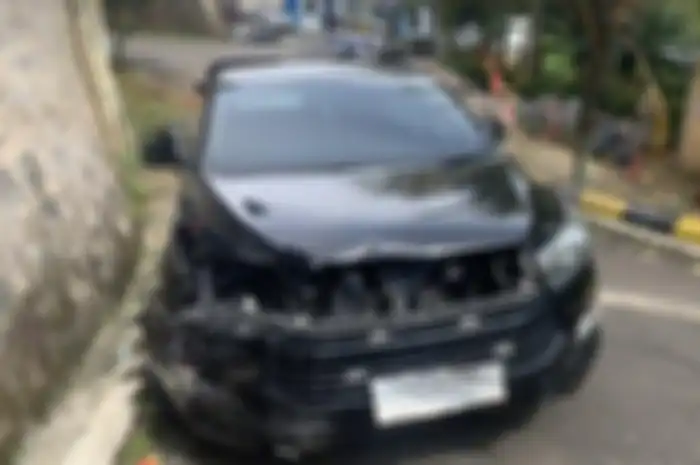 Innova Reborn, mobil dinas Kejaksaan ringsek usai menabrak motor di Cianjur, Jawa Barat.