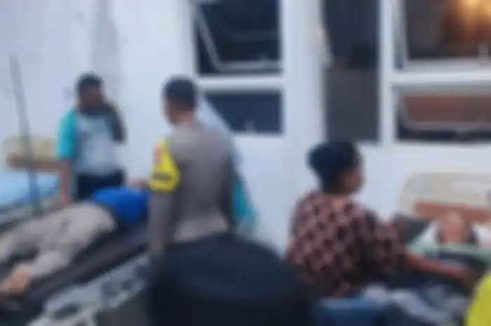 M.Slamet dan Puji Raharjo saat dirawat di RSD dr Soebandi Jember Jawa Timur, Jumat (21/3/2025) Keduanya merupakan korban kecelakaan adu depan motor Mio Vs Beat. 