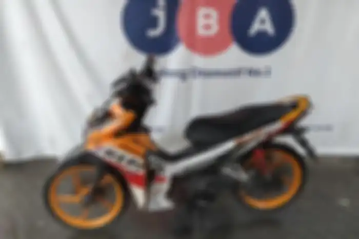 Sisi kiri motor murah Honda Blade Repsol.