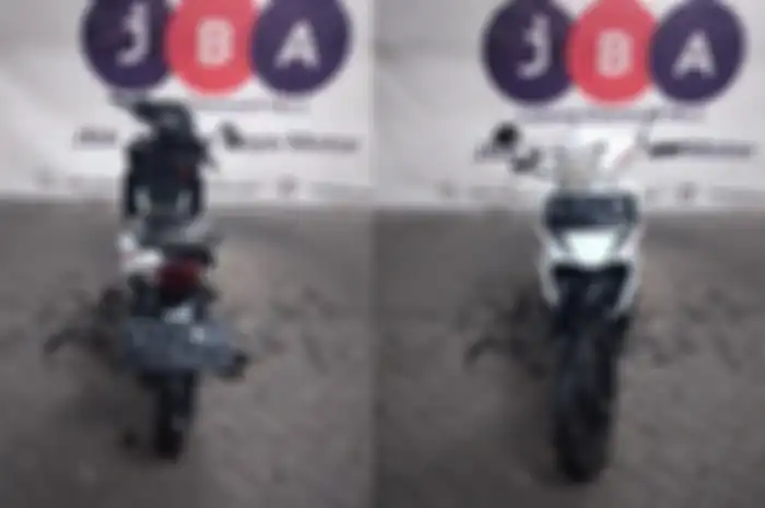 Tampak depan dan belakang motor murah Honda Revo.