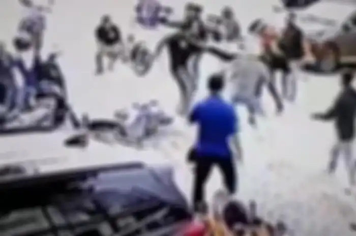 Momen keributan debt collector dan pemilik motor yang sudah lunas.