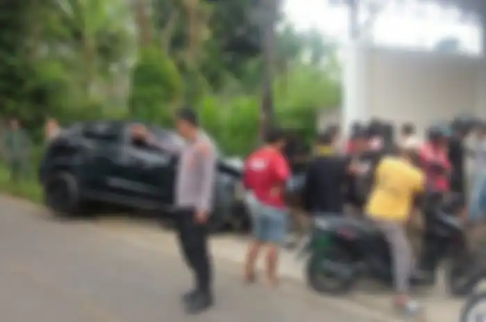Honda HRV hitam Nopol N-1329-SO hancur akibat menabrak motor yang parkir di bahu jalan di Jalan Raya Wringin, Desa Jatitamban, Kecamatan Wringin, pada Kamis (27/3/2025). 