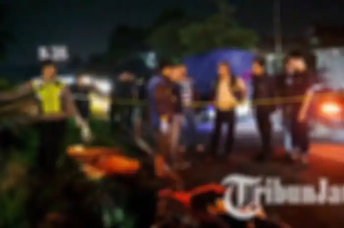 Polisi melakukan olah TKP di lokasi kecelakaan di jalur Malang-Blitar, tepatnya di Desa Pasirharjo, Kecamatan Talun, Kabupaten Blitar, Jawa Timur, Selasa (25/3/2025) malam. Satu pengendara motor tewas.