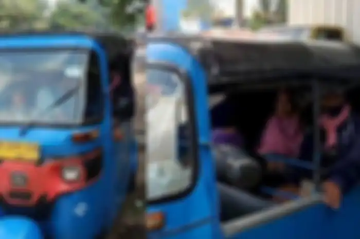 Tirto, pemudik asal Tebet, Jakarta, pilih menggunakan bajaj untuk pulang ke kampung halamannya di Tegal, Kamis (27/3/2025). 