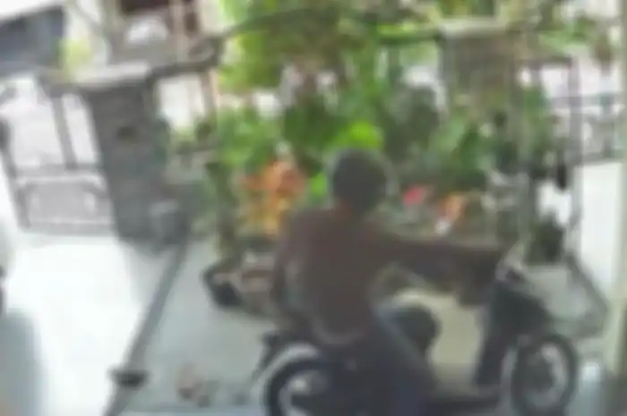 Tangkapan layar video CCTV dua orang maling berkomplot mencuri motor yang terparkir di teras rumah kawasan Jalan Bratang Gede, Ngagel Rejo, Surabaya, pada Minggu (16/3/2025) siang.