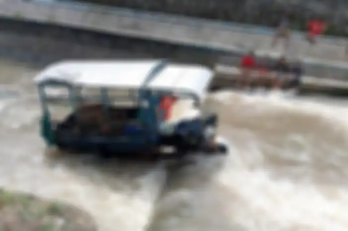 Toyota Fortuner seruduk motor roda tiga sampai masuk sungai di Jalan Raya Dusun Kayangan, Desa Kayen, Kecamatan Diwek, Kabupaten Jombang pada Jumat (28/3/2025).