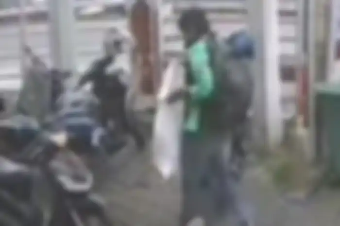 Sekarung paket yang dibawa kurir ekspedisi digondol maling di halaman parkir masjid di kawasan Pancoran, Jakarta Selatan.