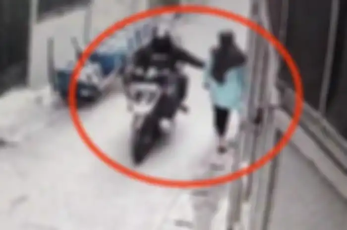 Dua pelaku jambret mengincar seorang nenek 66 tahun, Siti Khodijah, di Jalan Kesemek, Semper Barat, Cilincing, Jakarta Utara, Minggu (30/3/2025).