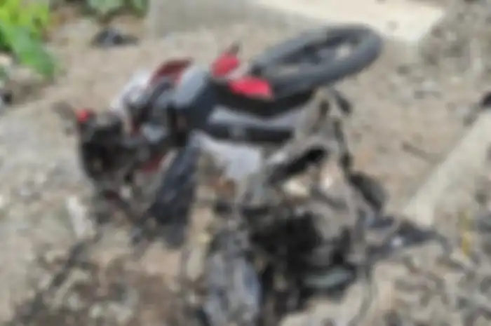 Kondisi motor Honda Vario yang dikemudikan JA usai tertabrak KA Airlangga jurusan Senen-Surabaya di Perlintasan tanpa palang Jalan Pahlawan Bulak Kapal, Kota Bekasi, Selasa (1/4/2025).  